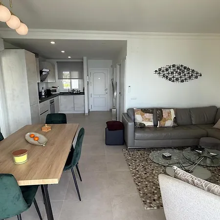 Front With Stunning Sea Views Apartment *